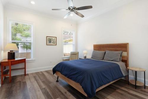een slaapkamer met een bed en een plafondventilator bij Stunning Luxury Home 2 Blocks From Streetcar in New Orleans