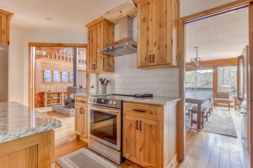 cocina con armarios de madera y encimera en Great Blue Lodge - Spacious Ski Lodge, Hot Tub, Sauna, Game Room & More en Government Camp