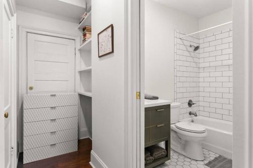 Ένα μπάνιο στο Garden District Studio Apartment - Gated Parking