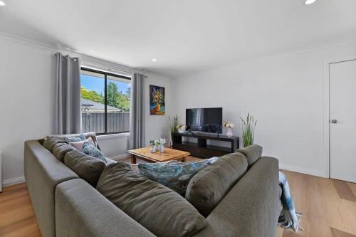 Gallery image of Anson Abode - CBD Home, Modern Sophistication in Orange