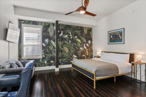 sypialnia z łóżkiem i kanapą w obiekcie Stylish 2-Bedroom Apartment in Garden District w Nowym Orleanie