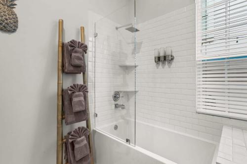 W łazience znajduje się prysznic ze szklanymi drzwiami. w obiekcie Stylish 2-Bedroom Apartment in Garden District w Nowym Orleanie