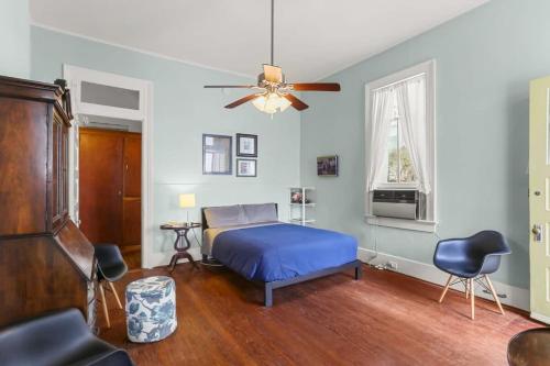 1 dormitorio con 1 cama y ventilador de techo en Fab Studio on Tree-Lined Street w City Bikes, en Nueva Orleans