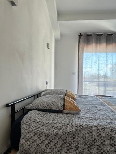 - une chambre avec un lit avec deux oreillers et une fenêtre dans l'établissement La Casita, à Torreilles