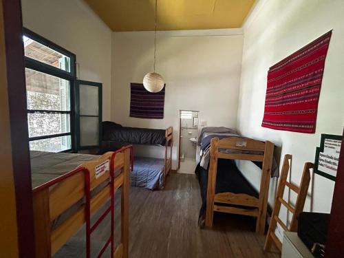 Zimmer mit 2 Etagenbetten und einem Sofa in der Unterkunft Portal Rey Salomon in Capilla del Monte
