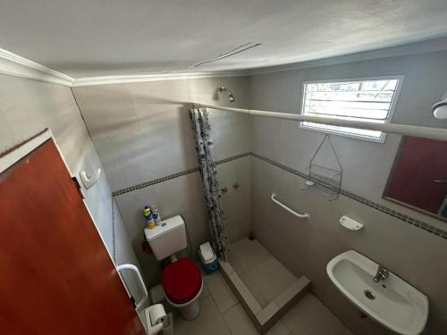 ein Bad mit einem Waschbecken, einem WC und einer Dusche in der Unterkunft Portal Rey Salomon in Capilla del Monte