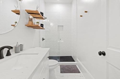 ニューオーリンズにあるLuxury 4BD with Pool and off street parkingのトイレと洗面台を備えた白いバスルーム