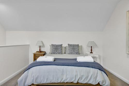 オレンジにあるWarrendine Bliss - Cosy Couples Retreat, CBDの白いベッドルーム(青いシーツと枕付きの大型ベッド1台付)