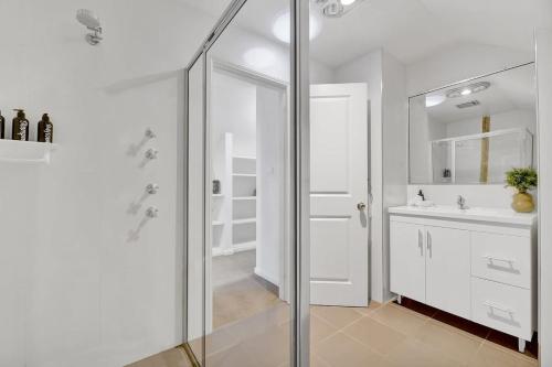 オレンジにあるWarrendine Bliss - Cosy Couples Retreat, CBDのシャワー、洗面台、鏡を備えたバスルーム