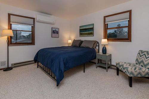 1 dormitorio con 1 cama, 1 silla y 2 ventanas en Fall Getaway in Cozy 2BR near Old Town Lafayette, en Lafayette