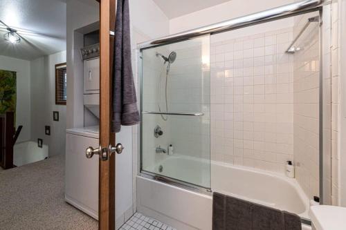 y baño con ducha, bañera y aseo. en Fall Getaway in Cozy 2BR near Old Town Lafayette, en Lafayette