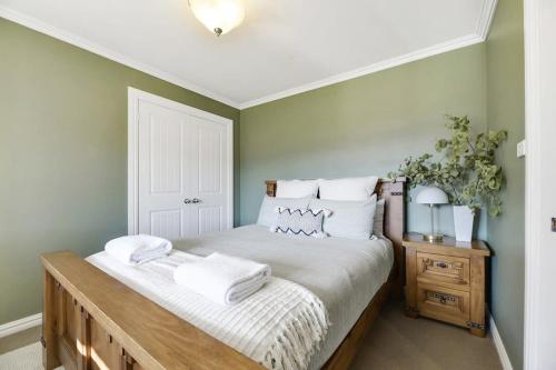 um quarto com uma cama com duas toalhas em Towac Cabin 1- Scenic Escape, Picturesque Views em Canobolas