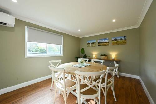 a dining room with a table and chairs at Bultje Bliss - CBD Haven, 1920s Timeless Charm in Dubbo
