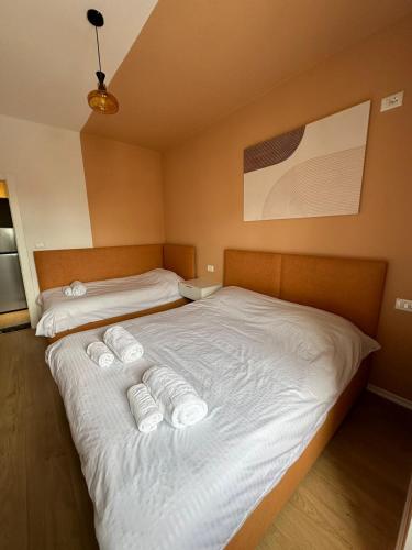 Cama o camas de una habitación en Urban Charm Apt With Jacuzzi