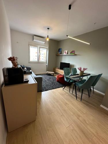una sala de estar con una mesa y un sofá en Urban Charm Apt With Jacuzzi, en Tirana