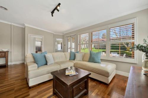 Posezení v ubytování Heritage Charm on Hill - Tree-Lined Walk to Town