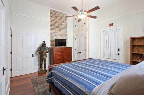 Un dormitorio con una cama y un ventilador de techo. en Unbeatable 2BD Bayou Luxury STEPS TO JAZZ FEST, en Nueva Orleans