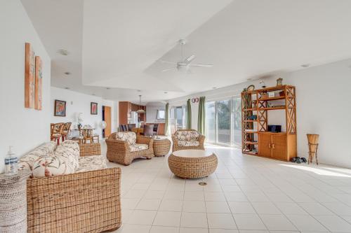 Zona de estar de Coastal Keaau Home Ocean and Sunrise Views, Pool