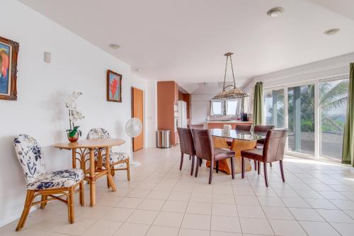 Zona de estar de Coastal Keaau Home Ocean and Sunrise Views, Pool