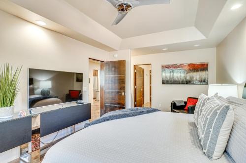 um quarto com uma cama branca e um espelho em Modern Sedona Guesthouse with Patio, Walk to Trails! em Sedona