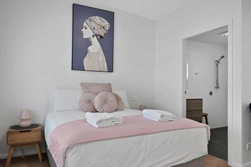Voodi või voodid majutusasutuse The Elm Apartments - The Pink Room toas