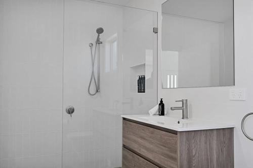 The Elm Apartments - The Black & White Room tesisinde bir banyo
