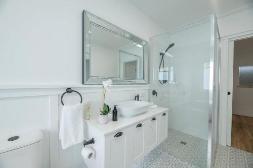Vannas istaba naktsmītnē Hamptons Cottage - Refined Living, Light-Filled