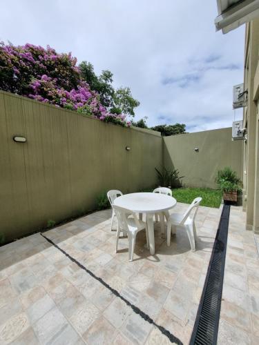 Balkoni atau teres di Excelente Departamento con patio