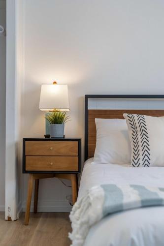 The Hidden Loft I 5-min Walk 2 Beach I DT I 55 TVにあるベッド