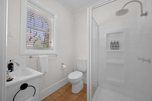 uma casa de banho branca com um WC e um lavatório em Amarde - Contemporary Heritage Fusion, Fireplace em Orange