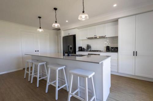 Dapur atau dapur kecil di Luxury on Lesmurdie - Close to Zoo & Golf Club