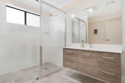 Koupelna v ubytování Crooked Lane Apartment - CBD, Stylish & Central