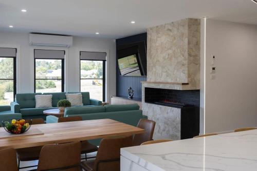 Μια τηλεόραση ή/και κέντρο ψυχαγωγίας στο Grand Stirling - Elite Escape, Unparalleled Luxury