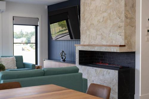 Χώρος καθιστικού στο Grand Stirling - Elite Escape, Unparalleled Luxury