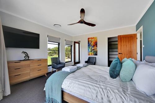 ein Schlafzimmer mit einem großen Bett und einem Flachbild-TV in der Unterkunft Grand Stirling - Elite Escape, Unparalleled Luxury in Orange