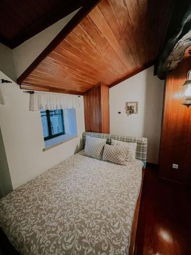a small bedroom with a bed in a room at Cantinho de Aldeias in Gouveia