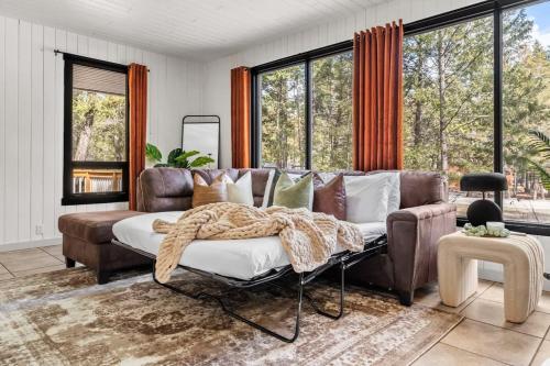 Istumisnurk majutusasutuses The Sleeping Moose I Fireplace I Pool Table I TV