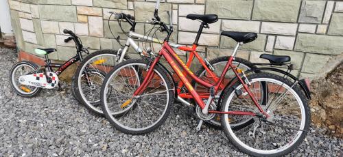 Trzy rowery są zaparkowane obok muru. w obiekcie Dom z Widokiem na JEZIORO Żywieckie i Góry & Balia z jacuzzi w mieście Zarzecze