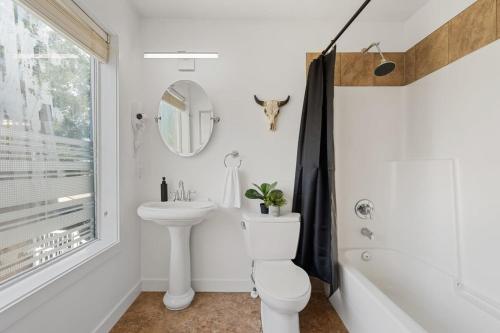 uma casa de banho branca com um lavatório e um WC em The Mahalo I Beach Access I 58 Roku TV I Sleeps 5 em Sylvan Lake