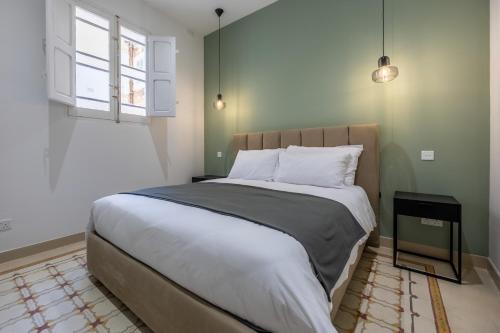 um quarto com uma cama grande e uma janela em New & luxury apartment - 5 min walk to the Capital em Floriana