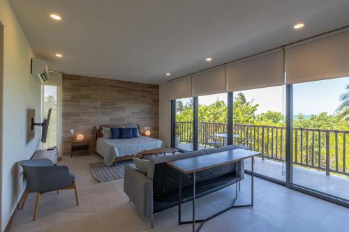 Dormitorio principal con cama y balcón en Ocean View Loft in Punta Cocos - C102 en Holbox Island