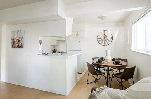 Appartamento bianco con piccola cucina e tavolo di Rancho Del Sol l Sleeps 5 l Close to Downtown I TV ad Austin