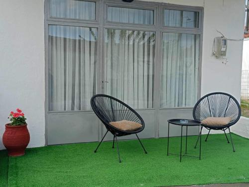 due sedie e un tavolo su un prato verde di Matenia’s house a Mángana