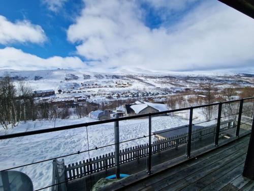 einen Blick vom Balkon eines Zuges im Schnee in der Unterkunft Tänndalen - Äventyr & natur i fjällen in Tänndalen