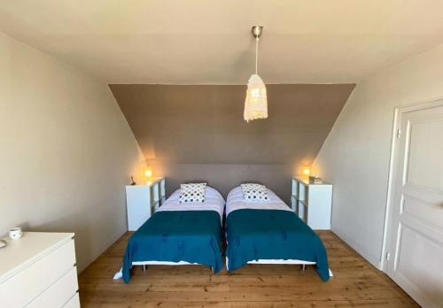 - une chambre avec deux lits et un plafond dans l'établissement Résidence P38-ile Grande - Ty Pacha Vue mer Wifi jardin et parking, dépaysement à Ile Grande MAE-6094, à Pleumeur-Bodou