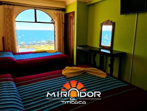 Habitación con cama y ventana con vistas. en HOTEL MIRADOR AL TITICACA, en Copacabana