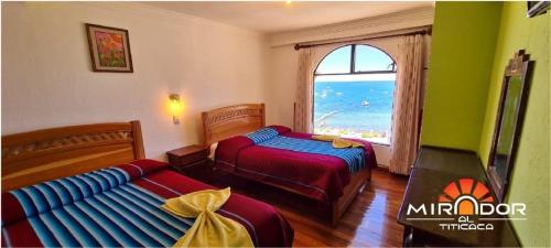 ein Hotelzimmer mit 2 Betten und einem Fenster in der Unterkunft HOTEL MIRADOR AL TITICACA in Copacabana