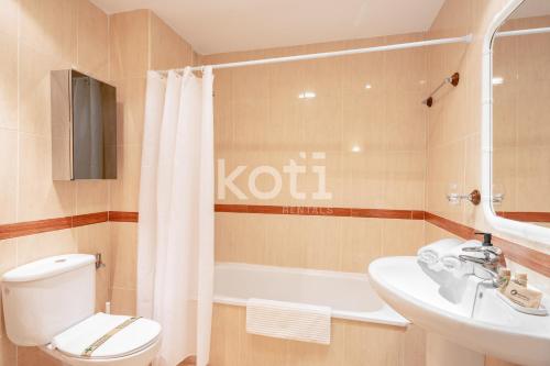 uma casa de banho com um WC, um lavatório e uma banheira em Koti Rentals - Nenúfar em Fuengirola