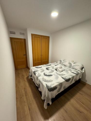 1 dormitorio con 1 cama grande en una habitación en Marssuites Zapata, en Madrid