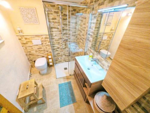 uma casa de banho com um chuveiro, um lavatório e um WC. em Casa Bellavista em Montefegatesi